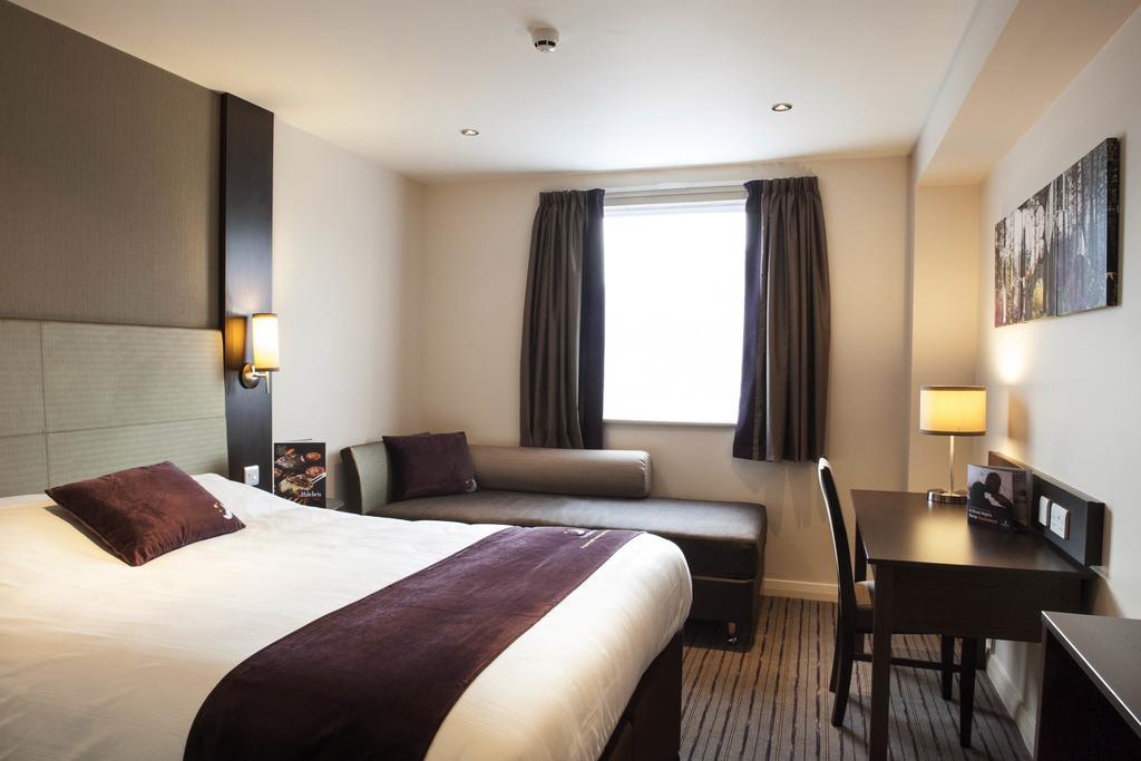Premier Inn Tring Exterior photo